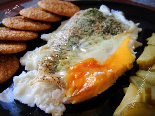 Ryba pieczona z jajkiem sadzonym
